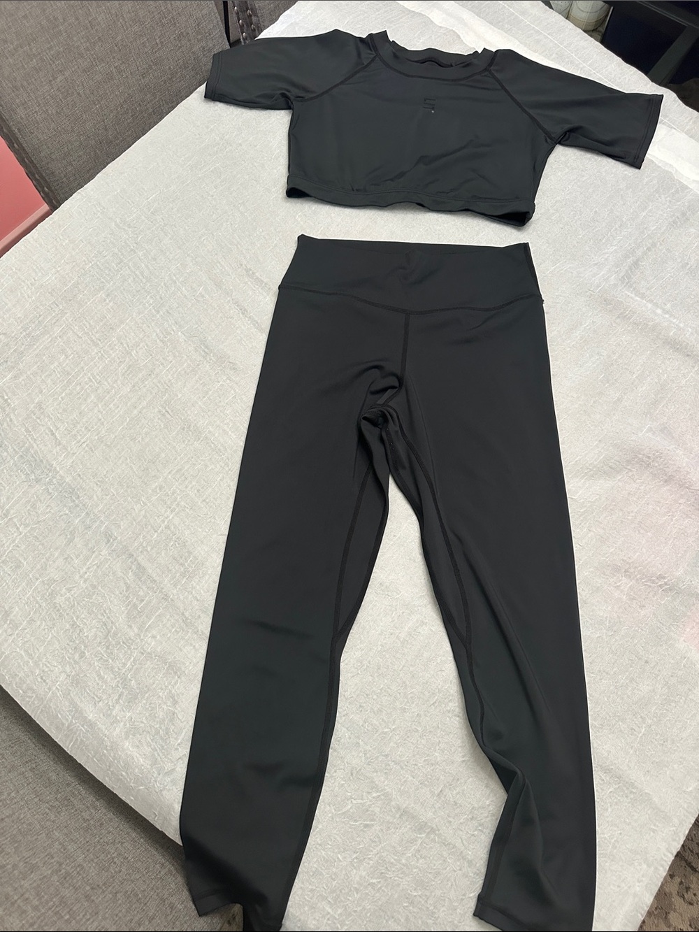 Black Two-Piece Active Set - Cropped Top & High-Waist Leggings